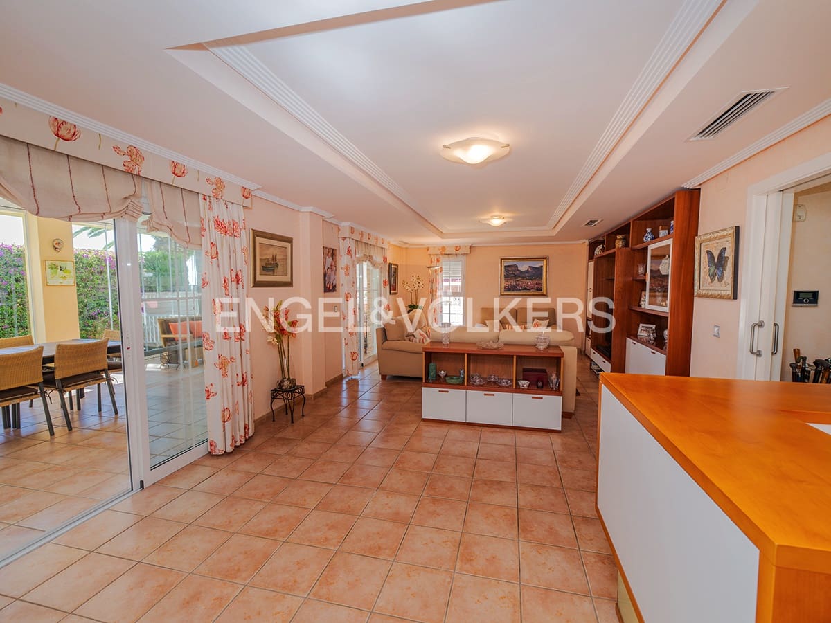 6 bedroom Villa for sale in Cabo de las Huertas with pool garage - € 2,175,000 (Ref: 9841795)