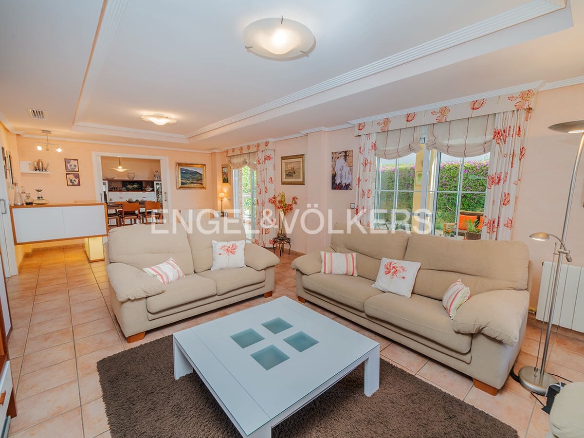 6 bedroom Villa for sale in Cabo de las Huertas with pool garage - € 2,175,000 (Ref: 9841795)