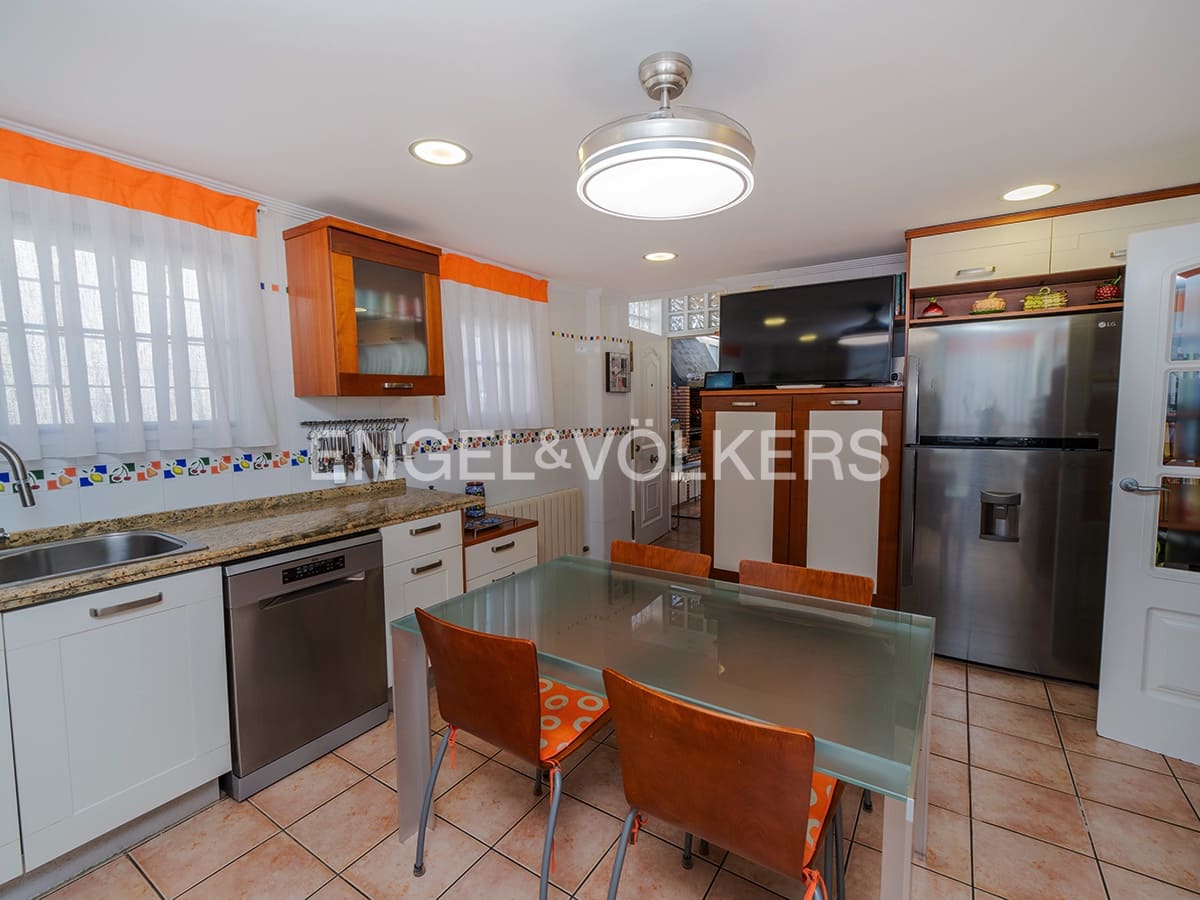 6 bedroom Villa for sale in Cabo de las Huertas with pool garage - € 2,175,000 (Ref: 9841795)