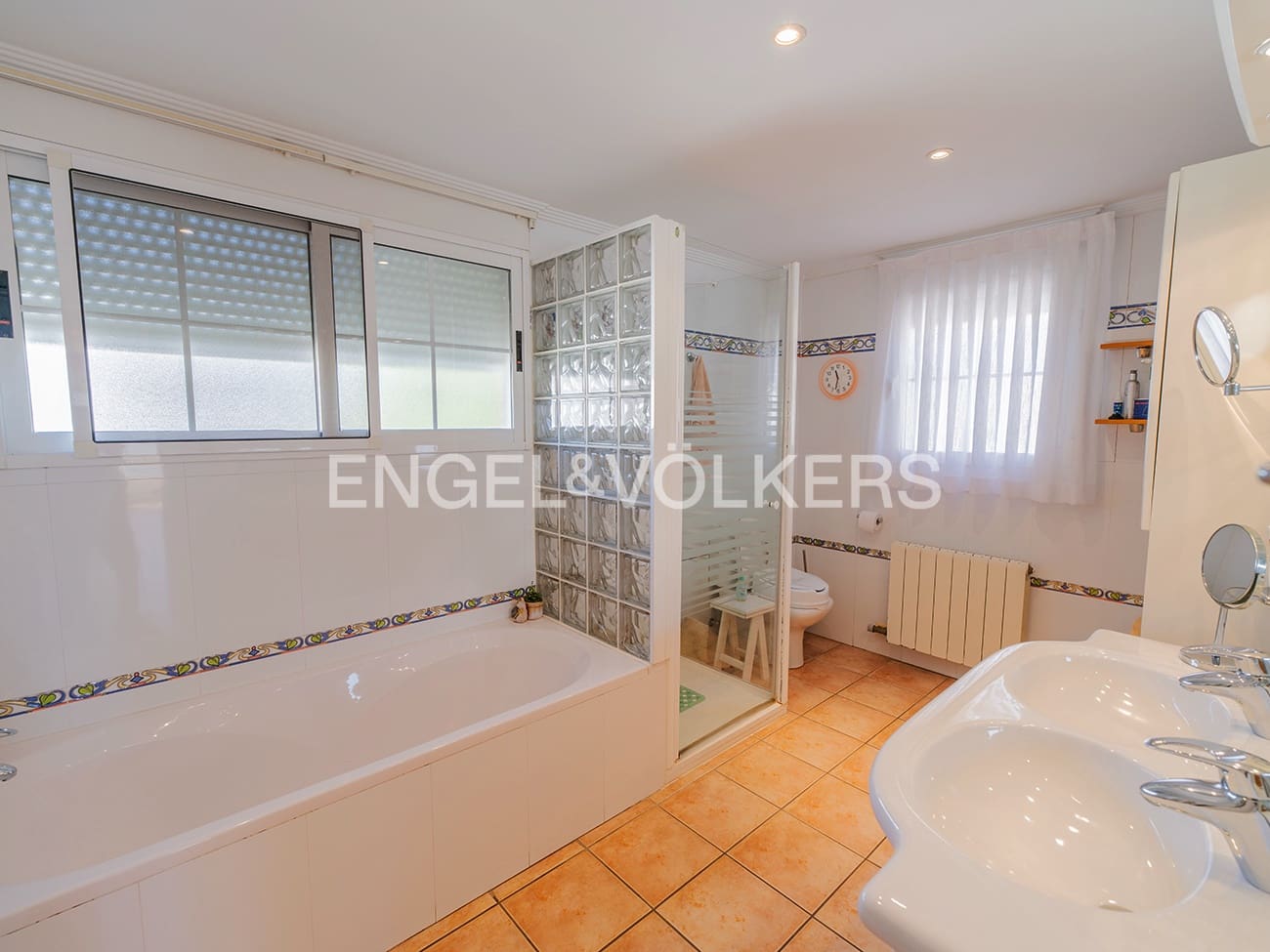 6 bedroom Villa for sale in Cabo de las Huertas with pool garage - € 2,175,000 (Ref: 9841795)