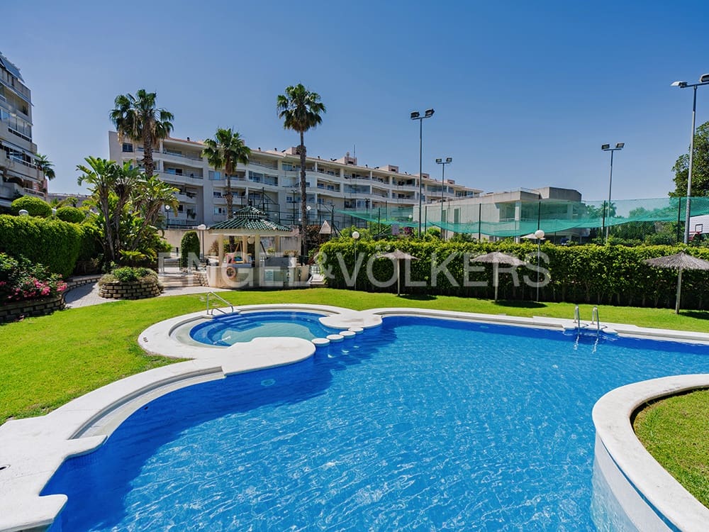 2 soveværelse Lejlighed til salg i Alicante by med swimmingpool garage - € 420.000 (Ref: 9854546)