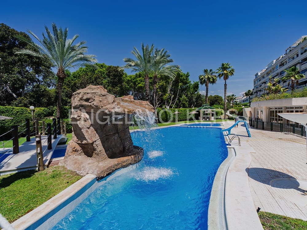 2 soveværelse Lejlighed til salg i Alicante by med swimmingpool garage - € 420.000 (Ref: 9854546)
