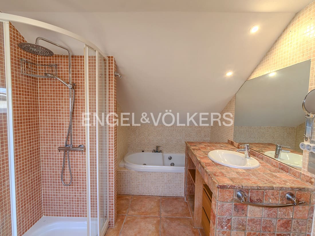 5 chambre Villa/Maison à vendre à Muchamiel / Mutxamel avec piscine - 699 000 € (Ref: 9877021)