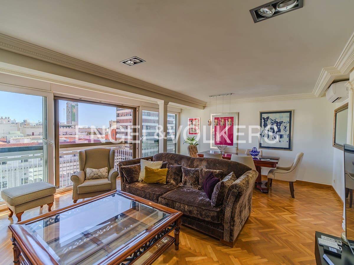 4 makuuhuone Huoneisto myytävänä paikassa Alicante kaupunki - 795 000 € (Ref: 9889495)