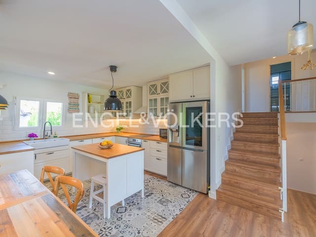 6 quarto Moradia para venda em El Campello com piscina garagem - 1 250 000 € (Ref: 9902301)