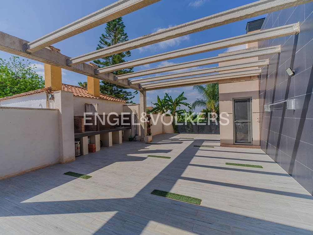 5 bedroom Villa for sale in Muchamiel / Mutxamel with pool garage - € 915,000 (Ref: 9936753)