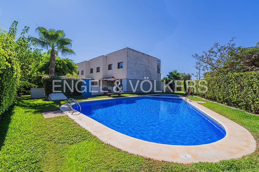 Casa de 4 habitaciones en El Campello en venta con piscina garaje - 640.000 € (Ref: 9946244)