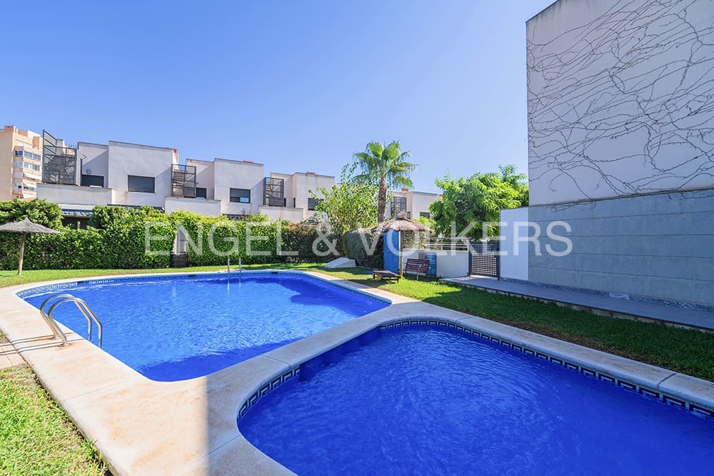 Casa de 4 habitaciones en El Campello en venta con piscina garaje - 640.000 € (Ref: 9946244)