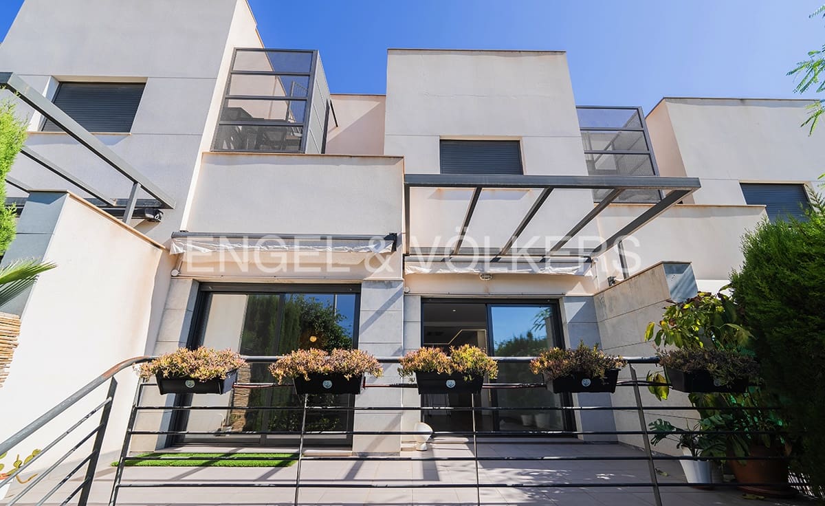 Casa de 4 habitaciones en El Campello en venta con piscina garaje - 640.000 € (Ref: 9946244)