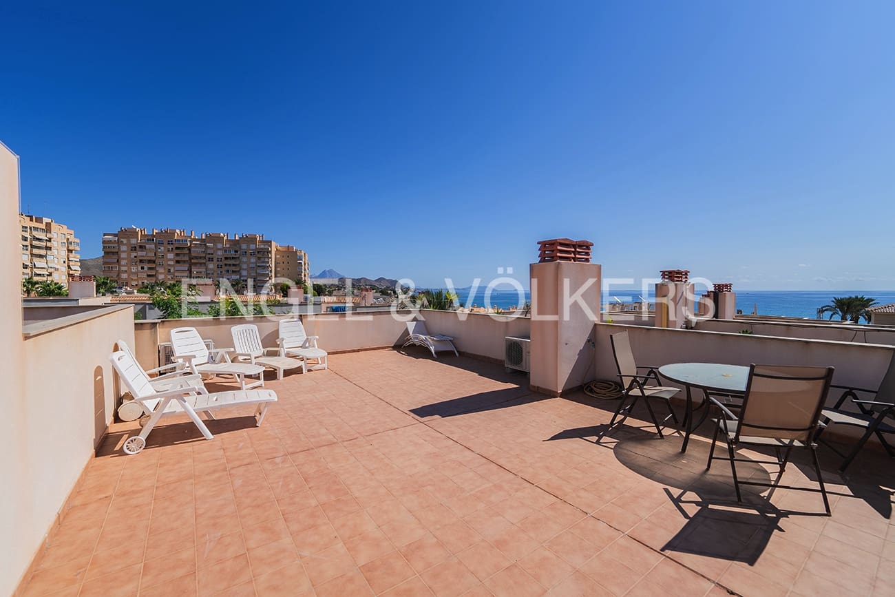 Casa de 4 habitaciones en El Campello en venta con piscina garaje - 640.000 € (Ref: 9946244)