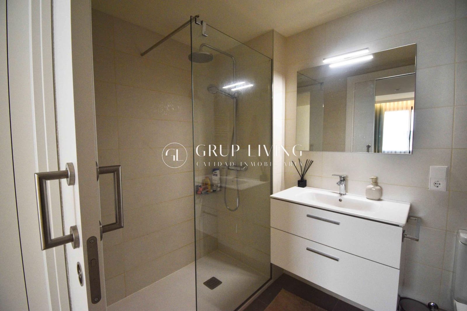 Piso de 3 habitaciones en Sitges en alquiler con piscina garaje - 2.545 € (Ref: 10003785)