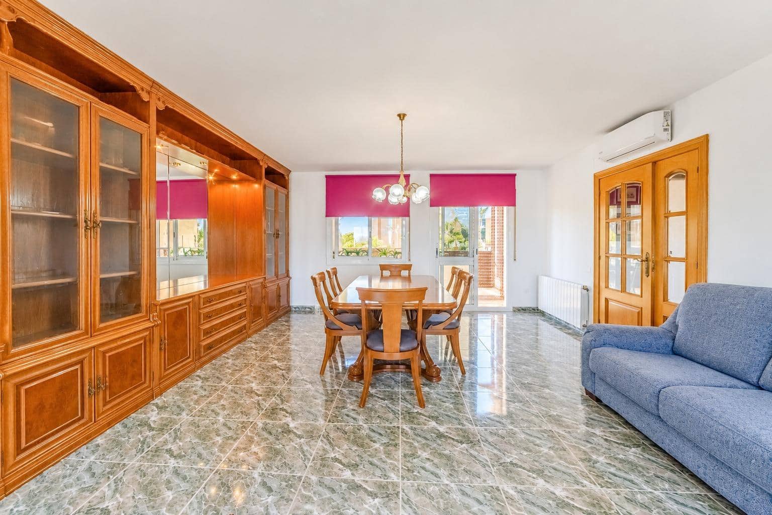 5 quarto Moradia para venda em Canyelles com piscina garagem - 440 000 € (Ref: 10129689)