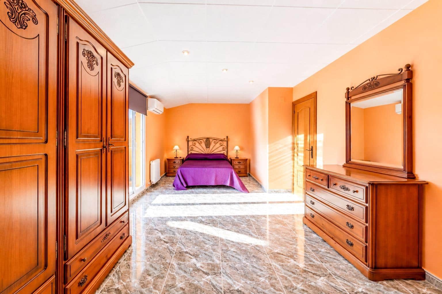 5 quarto Moradia para venda em Canyelles com piscina garagem - 440 000 € (Ref: 10129689)