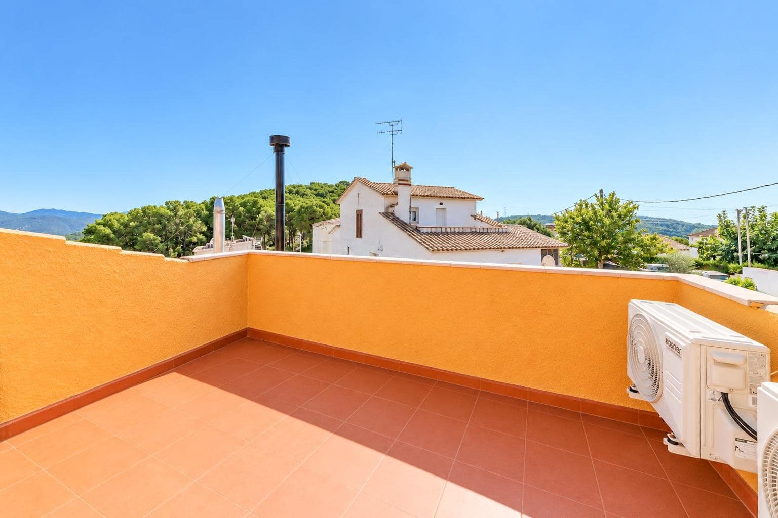 5 quarto Moradia para venda em Canyelles com piscina garagem - 440 000 € (Ref: 10129689)