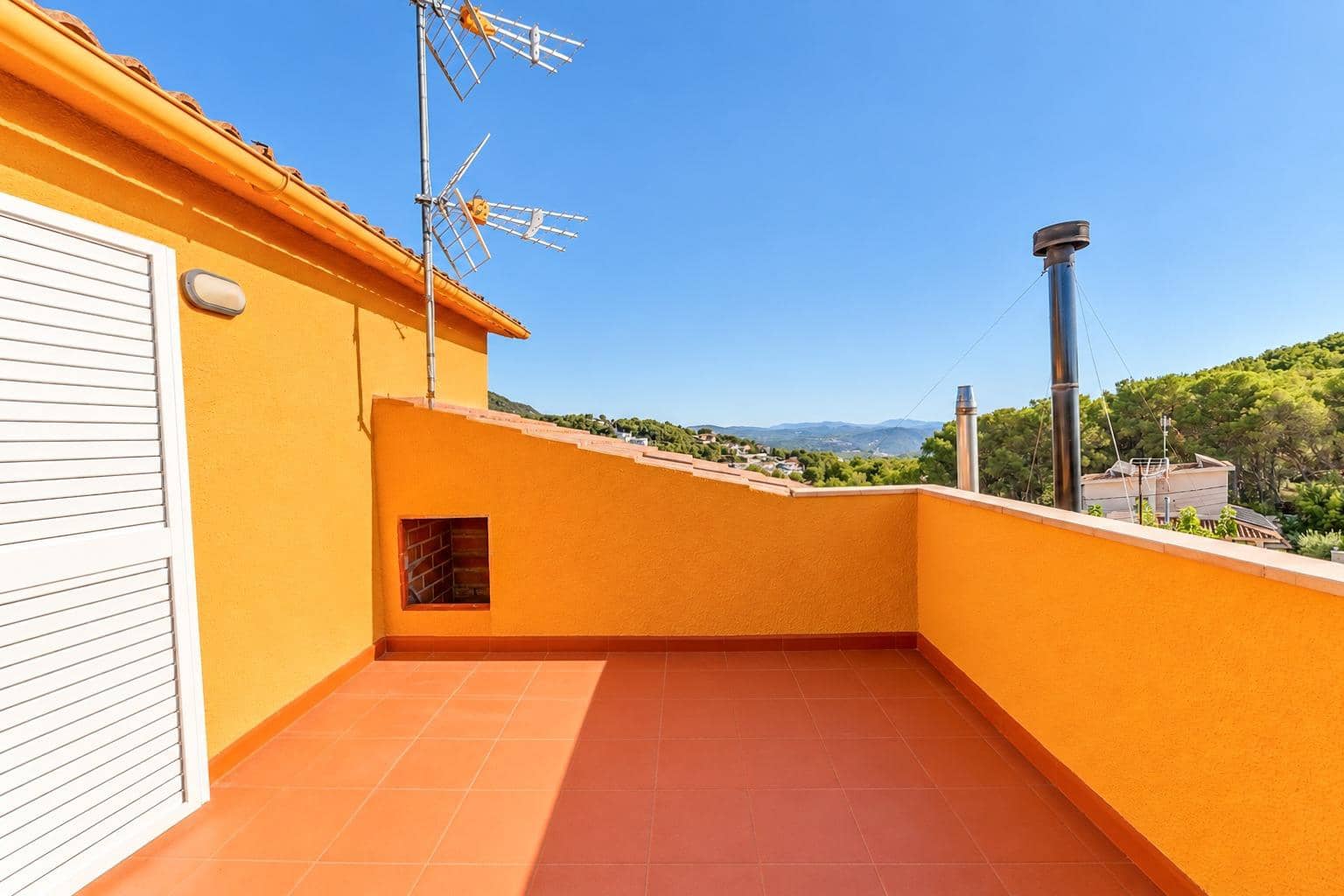5 quarto Moradia para venda em Canyelles com piscina garagem - 440 000 € (Ref: 10129689)