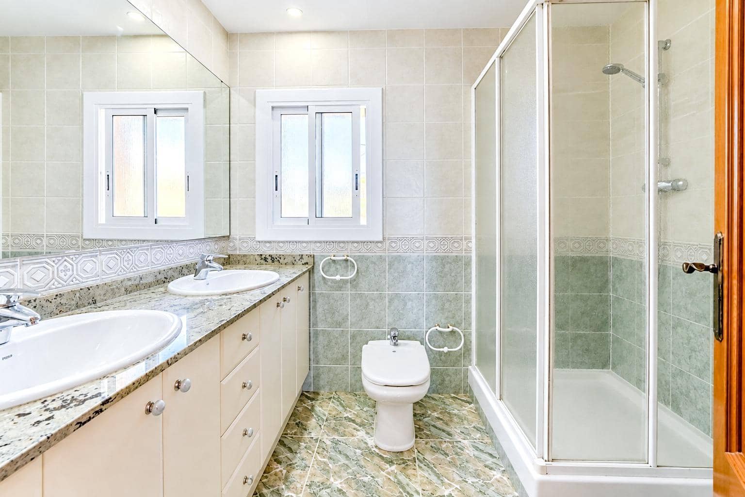 5 quarto Moradia para venda em Canyelles com piscina garagem - 440 000 € (Ref: 10129689)