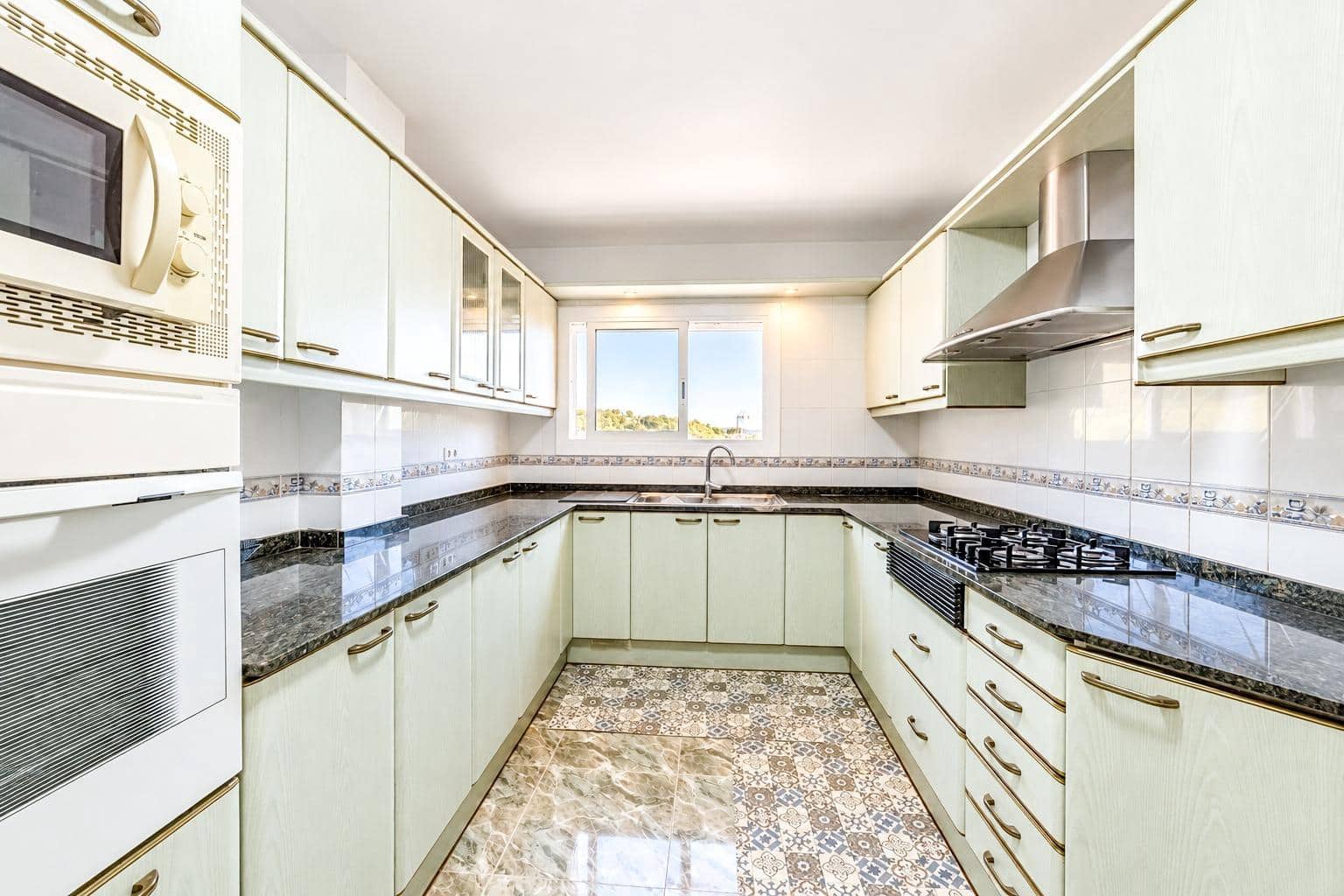 5 quarto Moradia para venda em Canyelles com piscina garagem - 440 000 € (Ref: 10129689)
