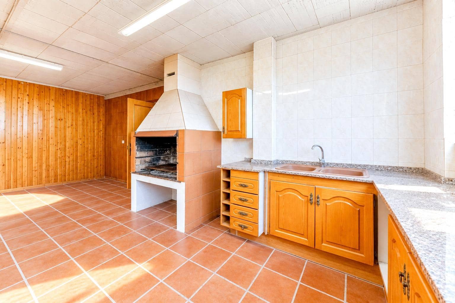 5 quarto Moradia para venda em Canyelles com piscina garagem - 440 000 € (Ref: 10129689)