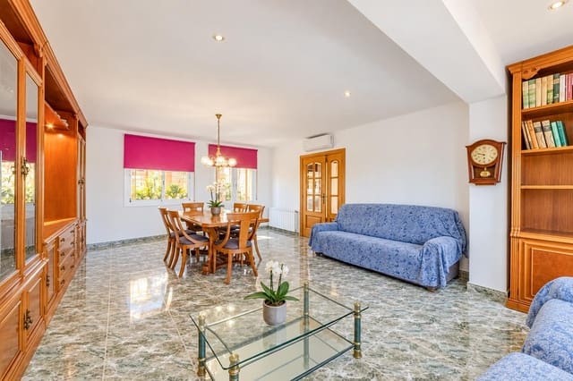 5 quarto Moradia para venda em Canyelles com piscina garagem - 440 000 € (Ref: 10129689)