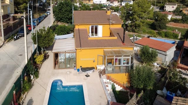 5 quarto Moradia para venda em Canyelles com piscina garagem - 440 000 € (Ref: 10129689)