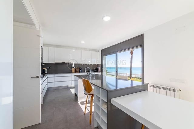 Villa/Maison de 5 chambres à louer à Vilanova i la Geltrú avec garage - 8 000 € (Ref: 8138817)