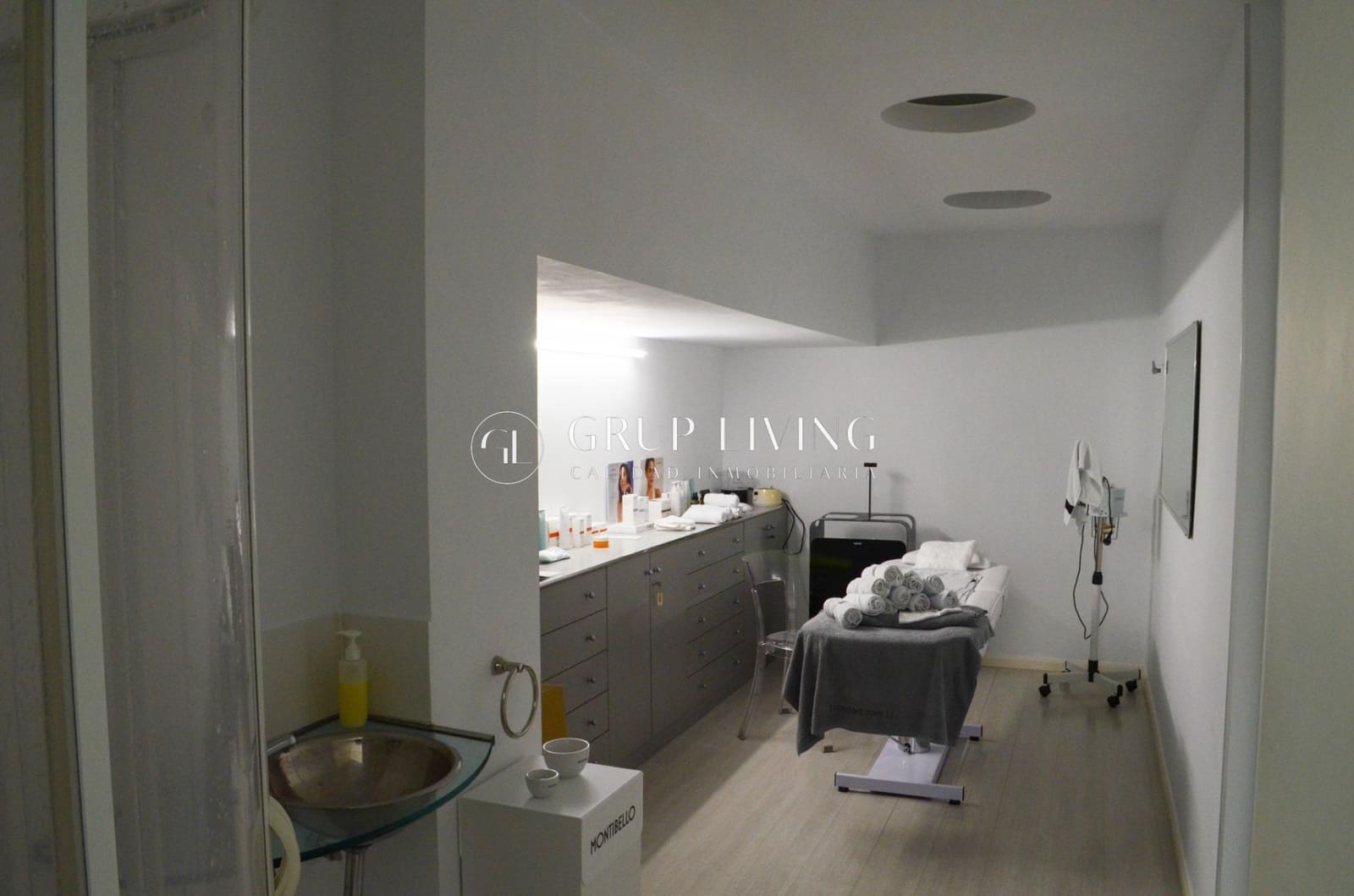 Commercial for rent in Sant Pere de Ribes - € 1,700 (Ref: 8897001)