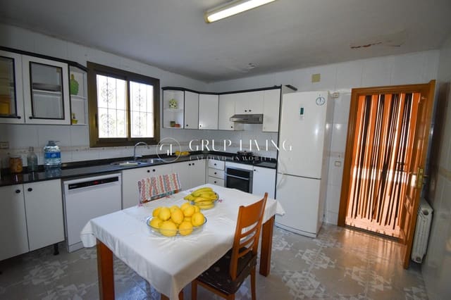 5 soveværelse Villa til salg i Canyelles med garage - € 318.000 (Ref: 8932186)