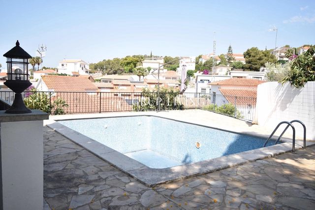 Chalet de 3 habitaciones en Sitges en alquiler con piscina garaje - 2.530 € (Ref: 9062496)