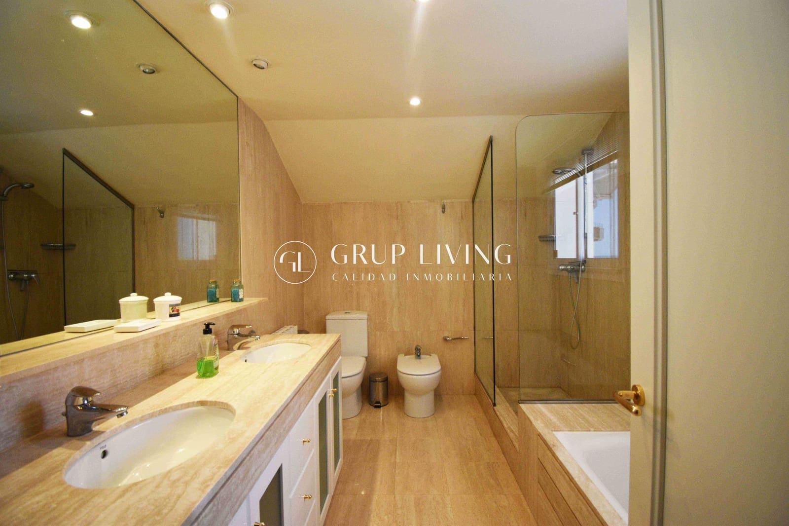 5 bedroom Flat for rent in Sitges with pool garage - € 4,900 (Ref: 9104735)