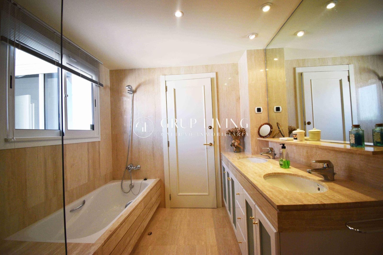 5 bedroom Flat for rent in Sitges with pool garage - € 4,900 (Ref: 9104735)