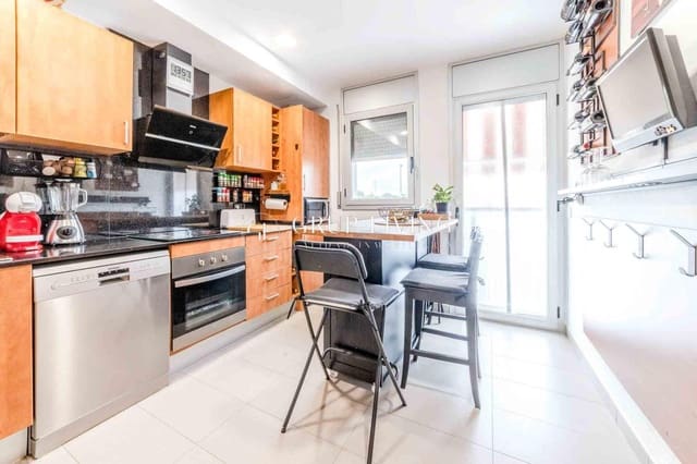 3 bedroom Flat for sale in Les Cabanyes with garage - € 325,000 (Ref: 9220096)