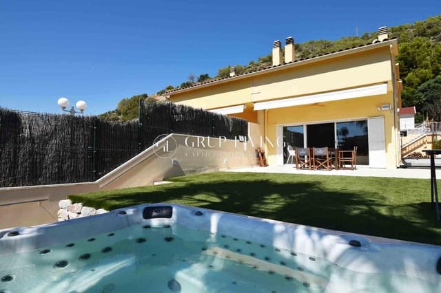 4 bedroom Semi-detached Villa for rent in Sitges with pool - € 3,800 (Ref: 9240053)