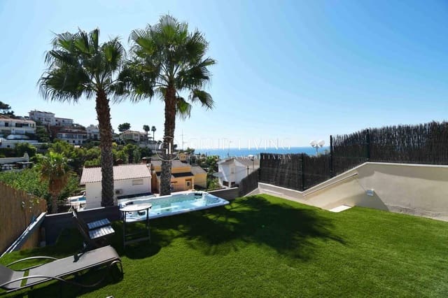 4 bedroom Semi-detached Villa for rent in Sitges with pool - € 3,800 (Ref: 9240053)