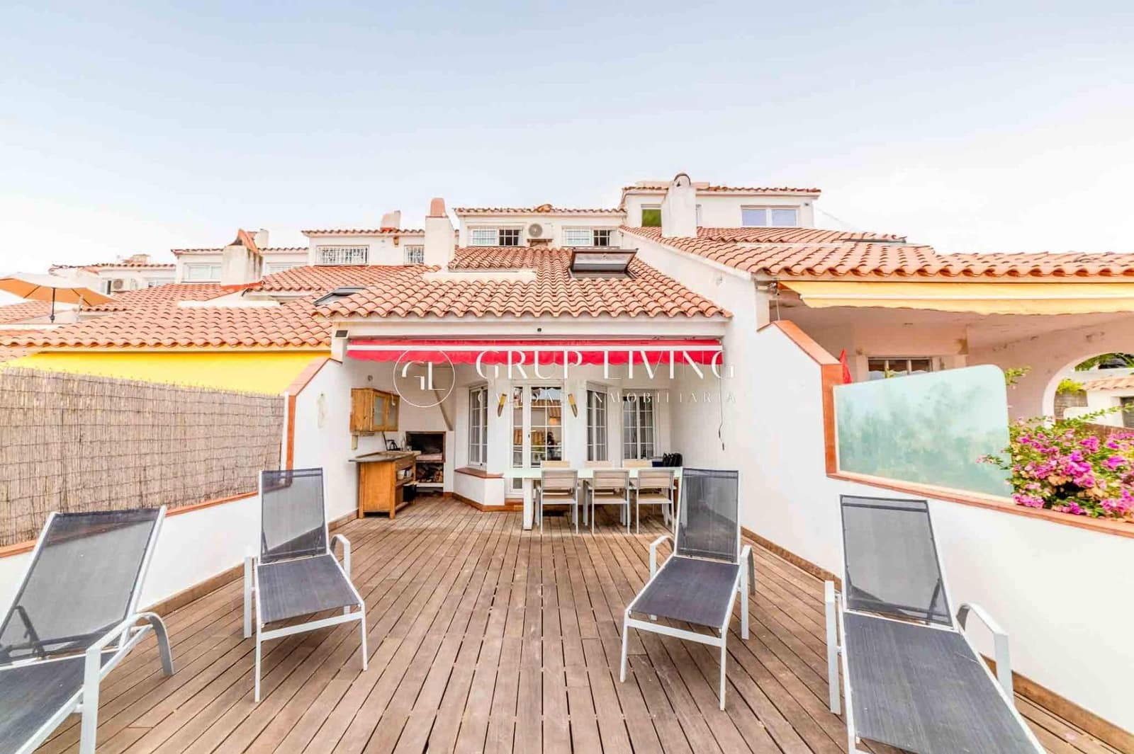 4 soveværelse Villa til salg i Sitges med swimmingpool garage - € 630.000 (Ref: 9240055)