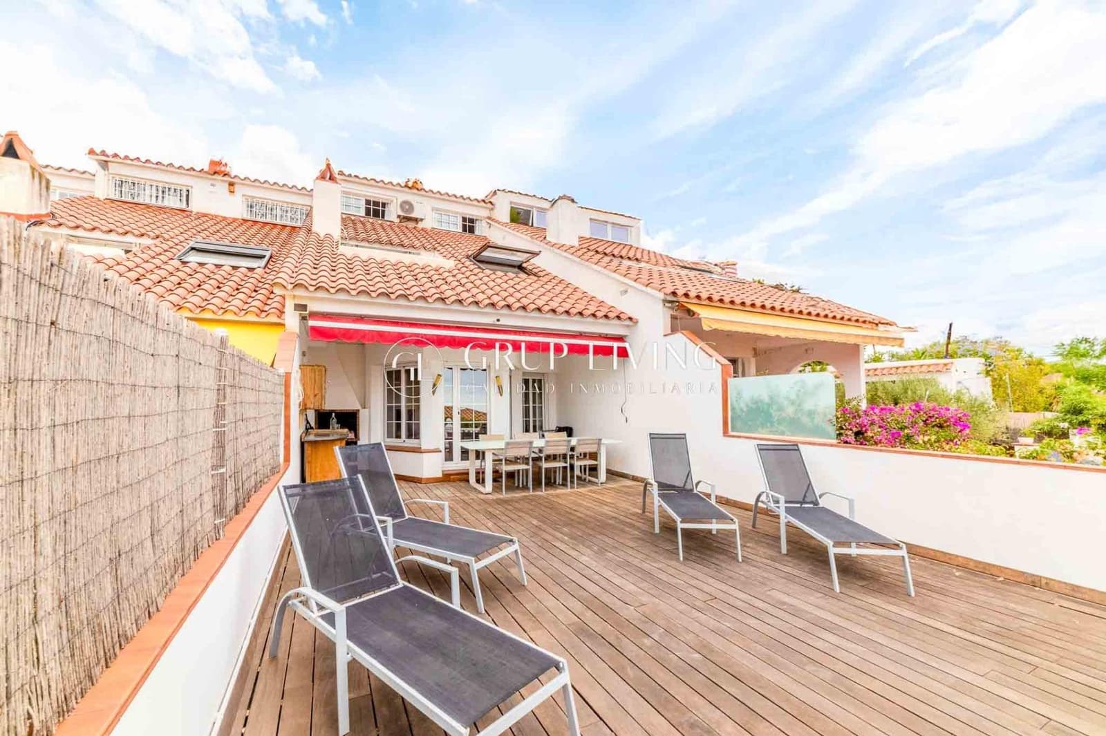 4 soveværelse Villa til salg i Sitges med swimmingpool garage - € 630.000 (Ref: 9240055)