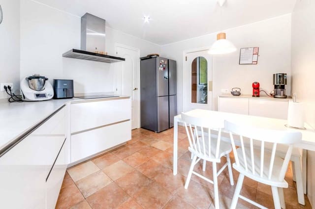 4 bedroom Villa for sale in Olivella with pool garage - € 625,000 (Ref: 9294441)