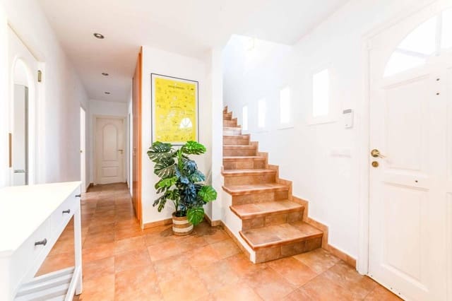 4 bedroom Villa for sale in Olivella with pool garage - € 625,000 (Ref: 9294441)