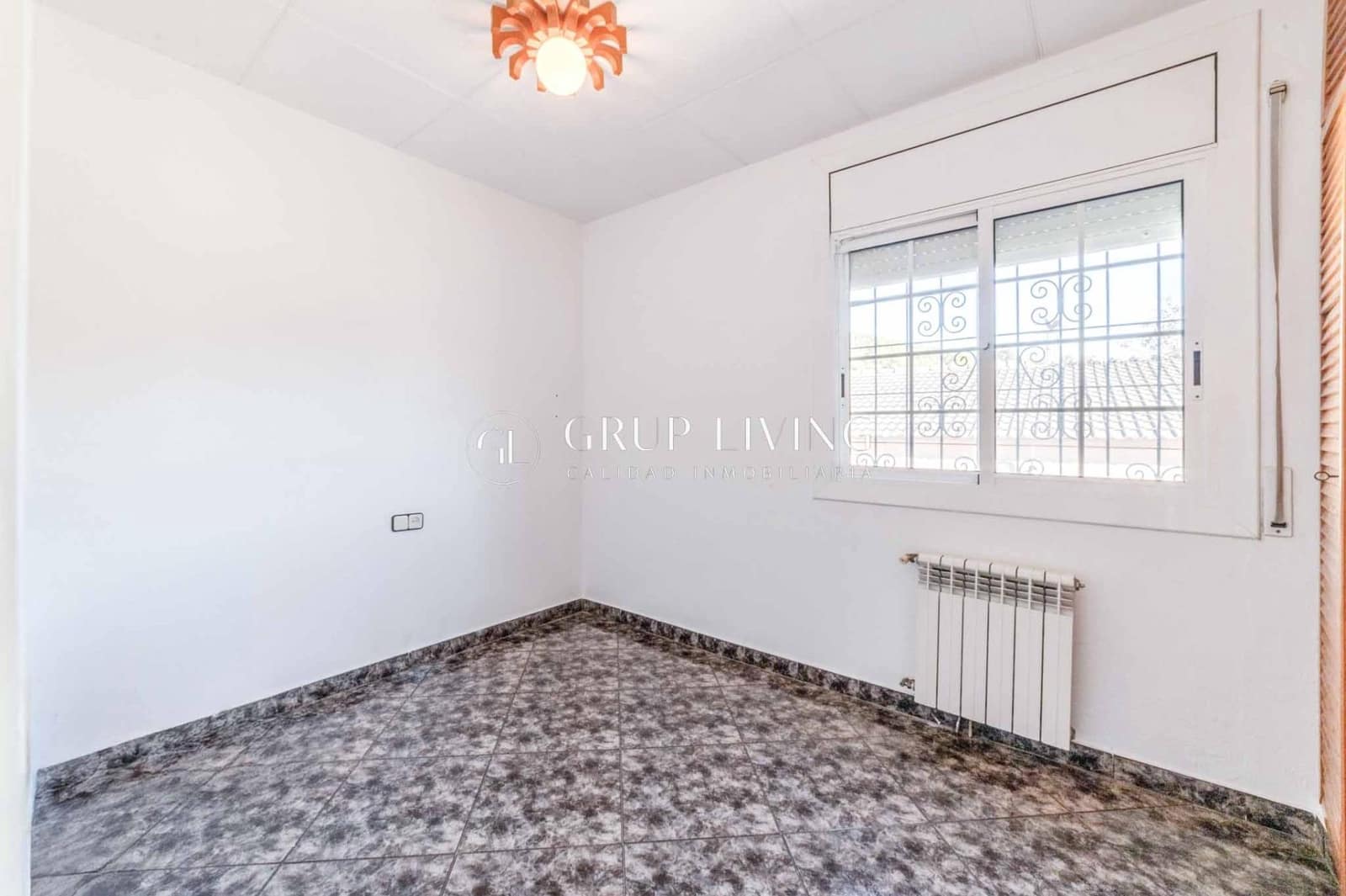 5 bedroom Villa for sale in Canyelles - € 350,000 (Ref: 9431147)