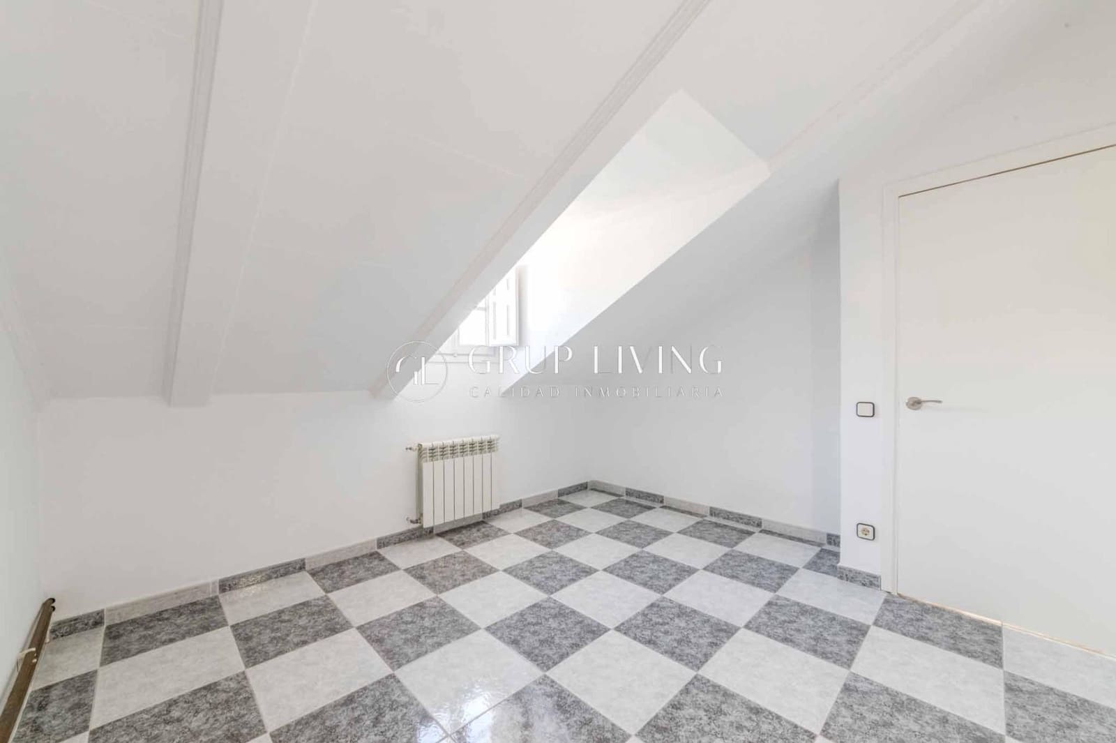 5 bedroom Villa for sale in Canyelles - € 350,000 (Ref: 9431147)