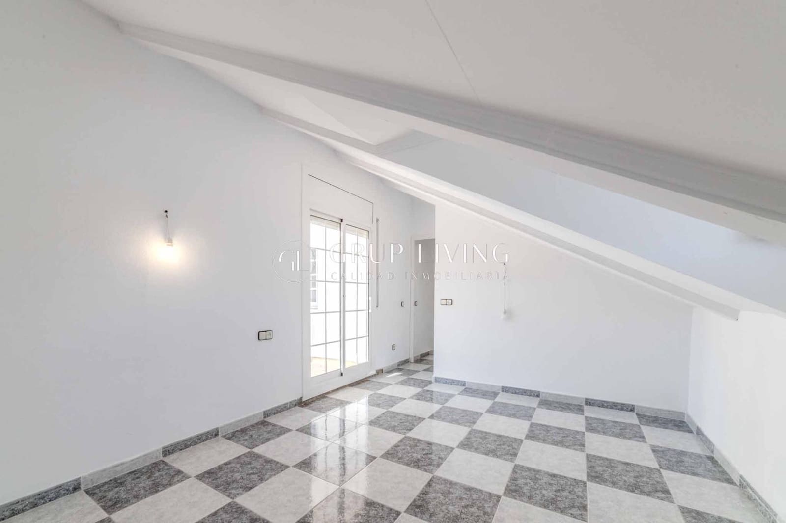 5 bedroom Villa for sale in Canyelles - € 350,000 (Ref: 9431147)