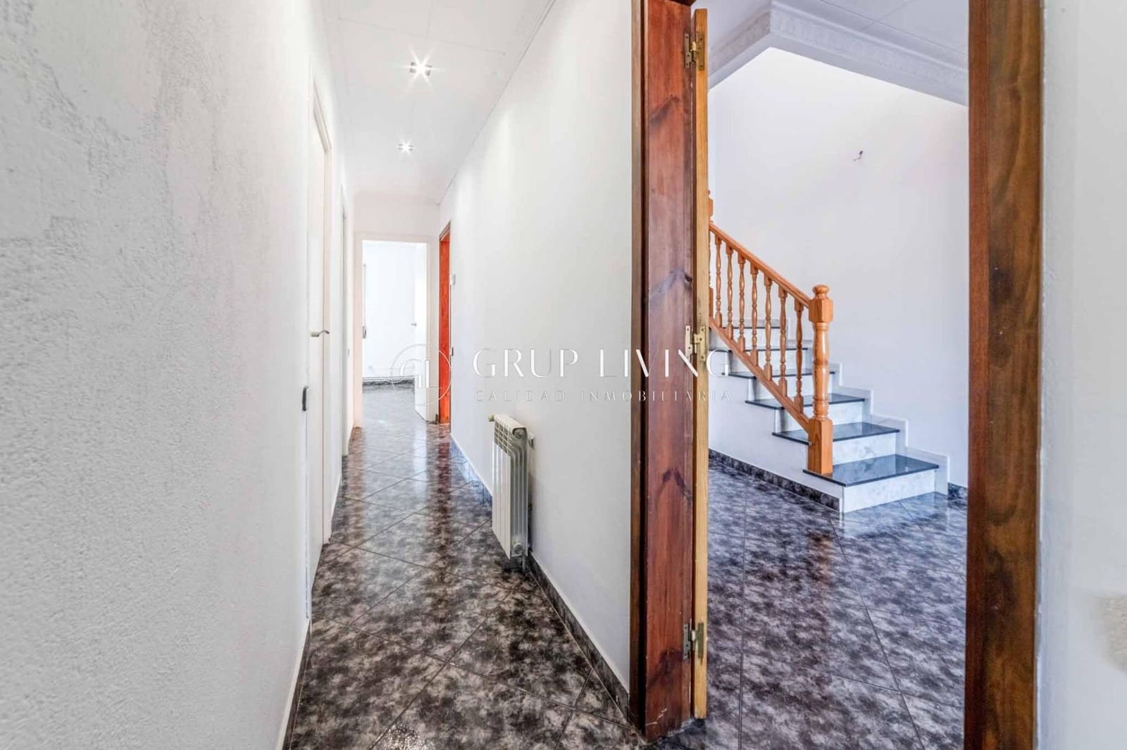 5 bedroom Villa for sale in Canyelles - € 350,000 (Ref: 9431147)