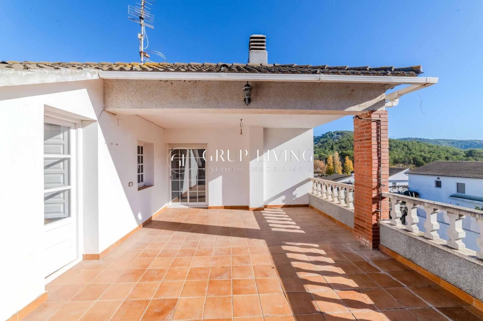 5 bedroom Villa for sale in Canyelles - € 350,000 (Ref: 9431147)
