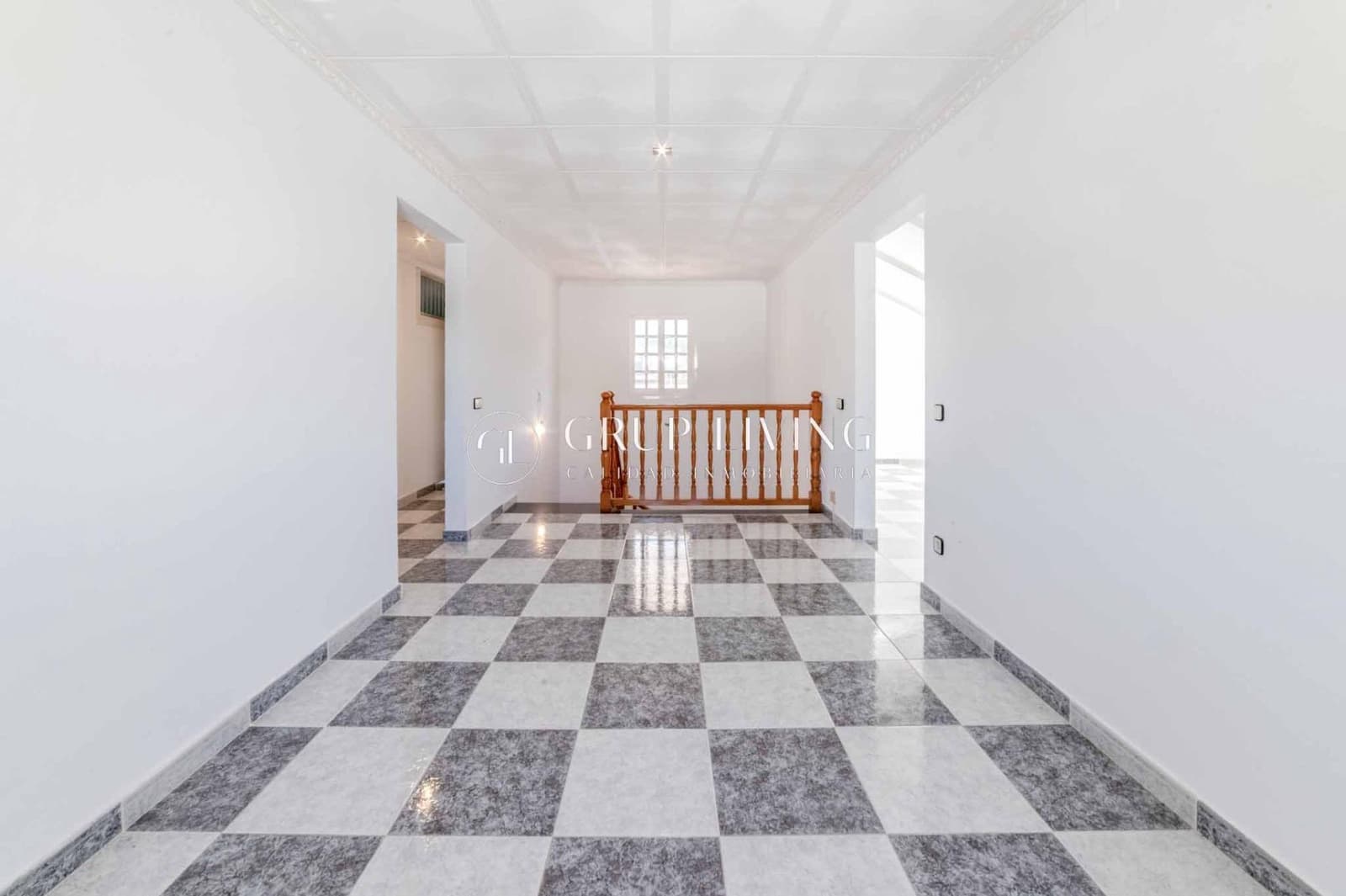 5 bedroom Villa for sale in Canyelles - € 350,000 (Ref: 9431147)