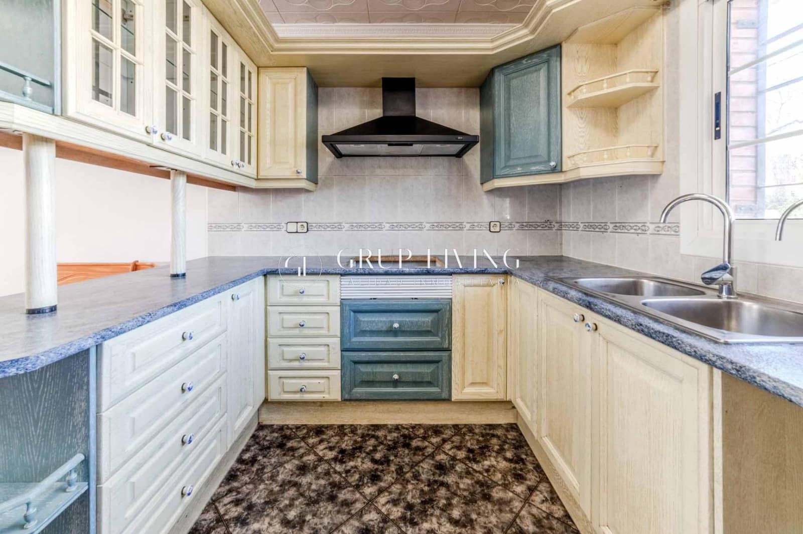 5 bedroom Villa for sale in Canyelles - € 350,000 (Ref: 9431147)