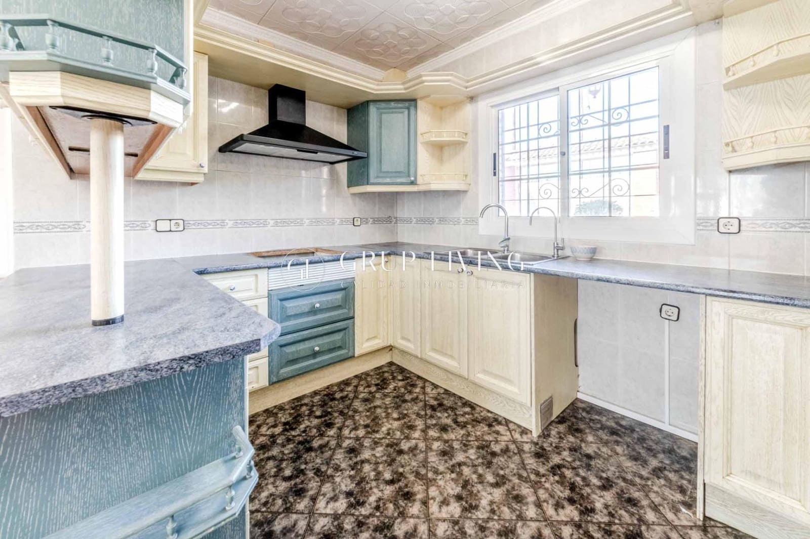 5 bedroom Villa for sale in Canyelles - € 350,000 (Ref: 9431147)