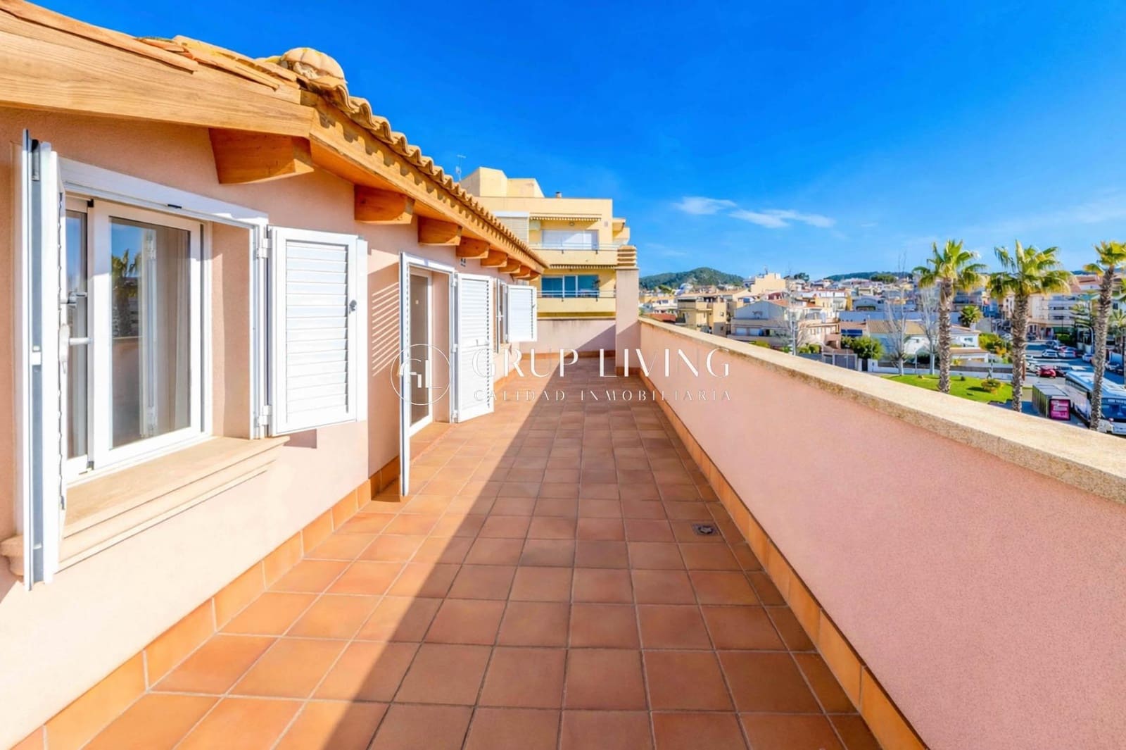 6 slaapkamer Flat te koop in Sant Pere de Ribes met garage - € 498.000 (Ref: 9755820)