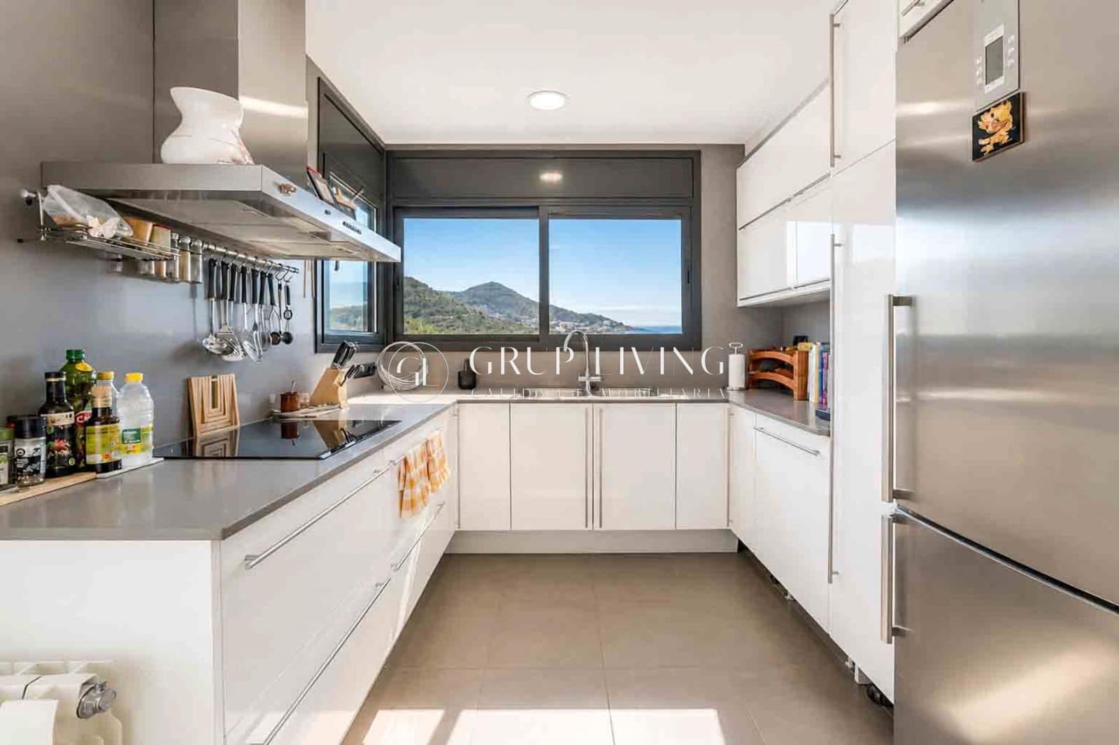 Piso de 3 habitaciones en Sitges en venta con piscina garaje - 1.295.000 € (Ref: 9904071)