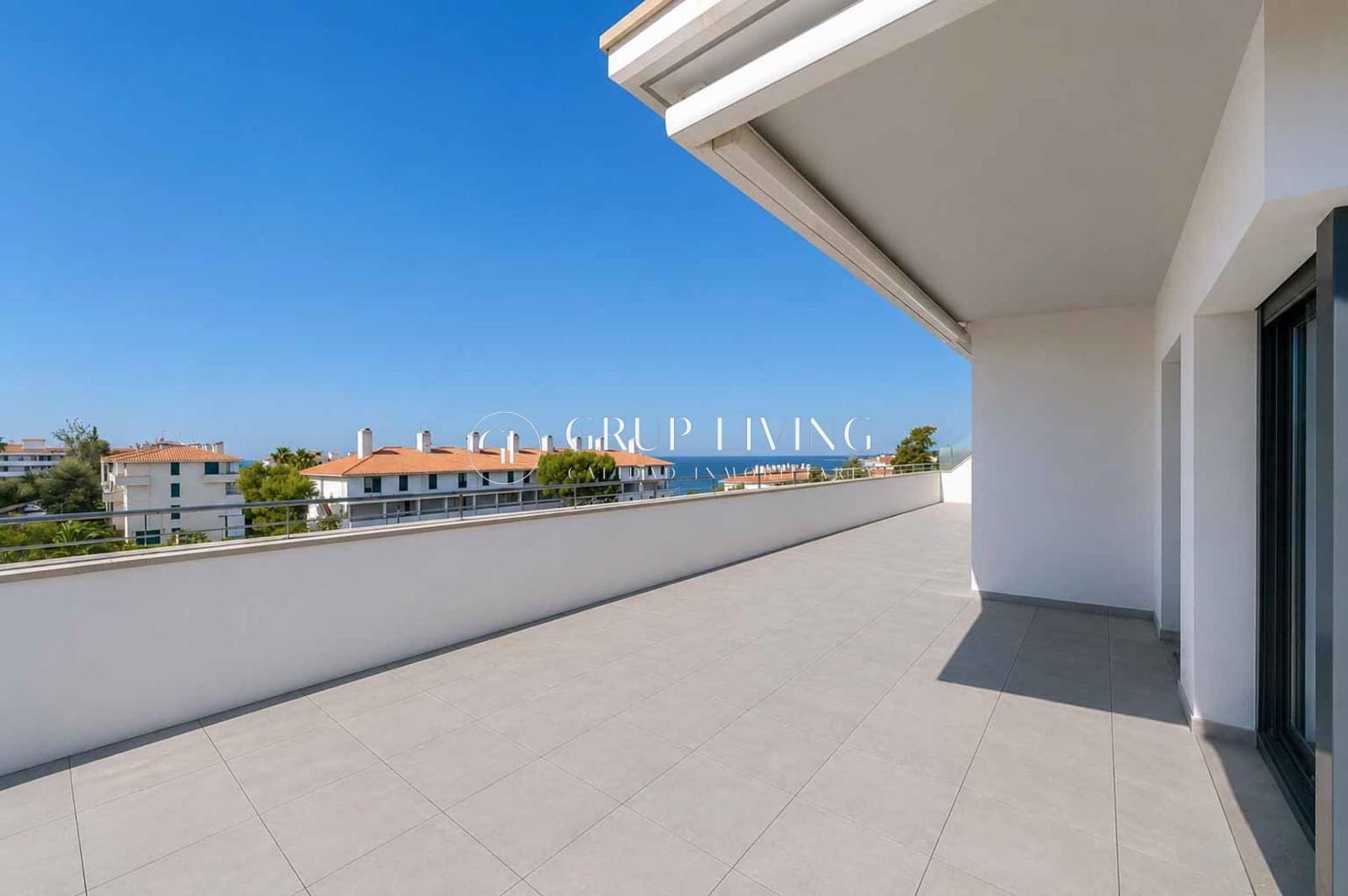 Piso de 3 habitaciones en Sitges en venta con piscina garaje - 1.295.000 € (Ref: 9904071)