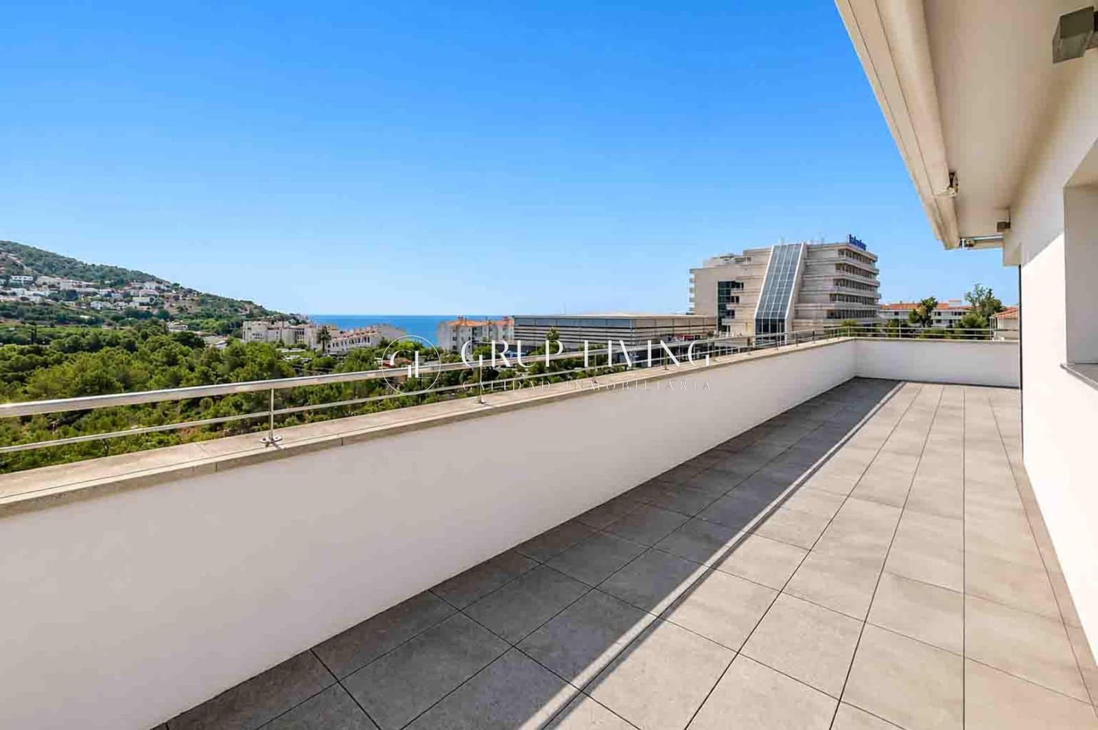 Piso de 3 habitaciones en Sitges en venta con piscina garaje - 1.295.000 € (Ref: 9904071)