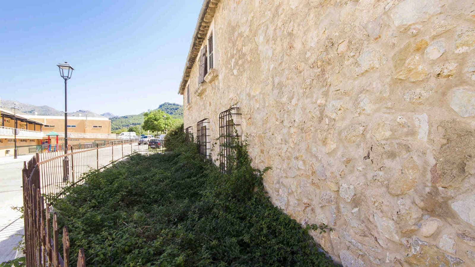 10 soverom Villa til salgs i Andratx - € 950 000 (Ref: 3535952)